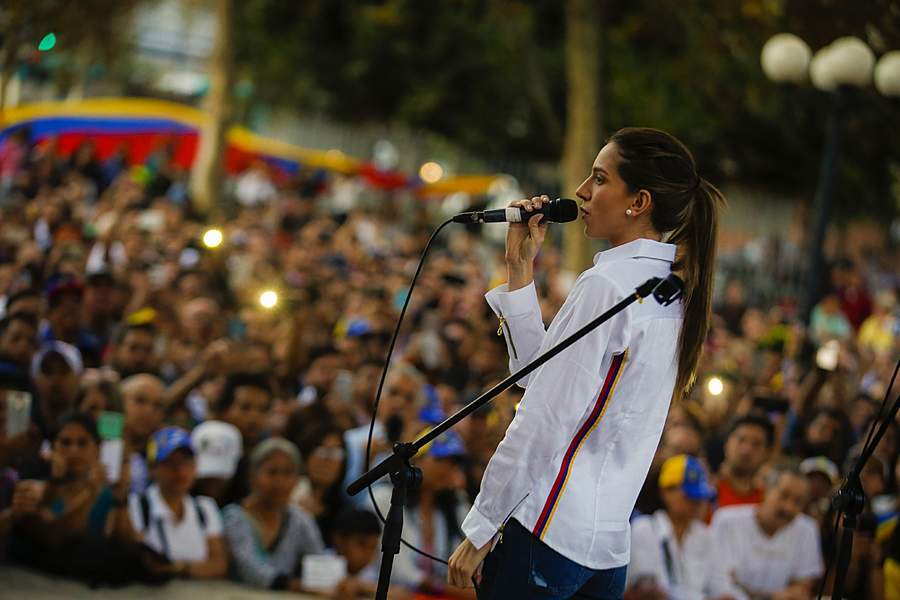 La esposa de Guaidó señaló a los presentes que Chile es un ejemplo de libertad, de democracia, de oportunidades y agradeció al Ejecutivo y al pueblo chileno el que se les haya recibido en esta nación. (EFE)