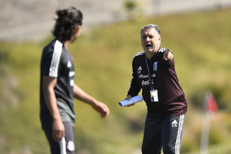 El técnico de la Selección Mexicana, Gerardo Martino, da indicaciones durante un entrenamiento.
