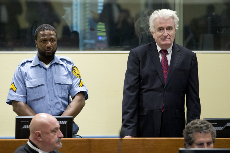 El expresidente serbobosnio Radovan Karadzic escucha de pie la ratificación de su sentencia de 40 años de cárcel. (AP)