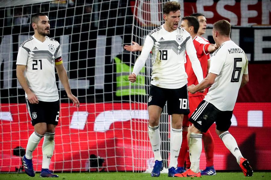 Leon Goretzka (c) celebra tras marcar el tanto que le dio el empate a un gol a la selección de Alemania ante Serbia.