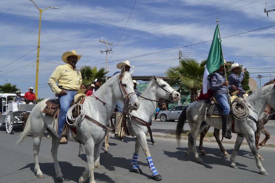 Celebran a Benito Juárez con cabalgata
