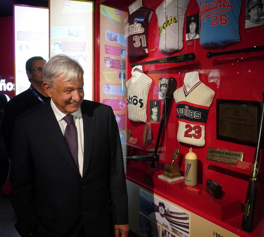 El presidente de México, Andrés Manuel López Obrador, durante la inauguración del Salón de la Fama del Beisbol en Monterrey.