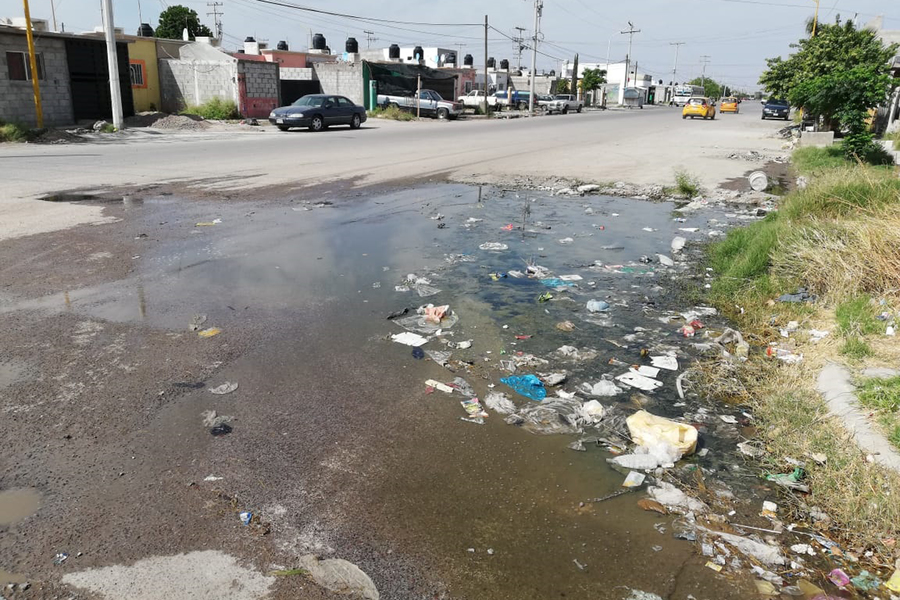 Ninguna autoridad ha atendido a los vecinos afectados por la fuga de aguas negras dentro de esta zona. (EL SIGLO DE TORREÓN)