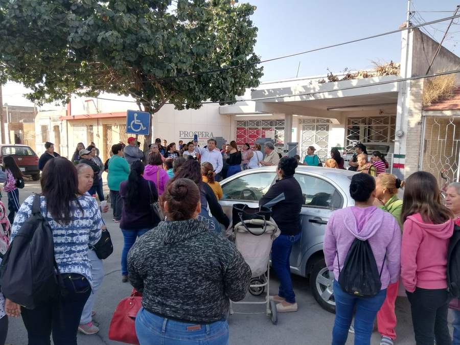 Beneficiarios de Prospera se manifiestan y bloquean vialidad en Gómez Palacio