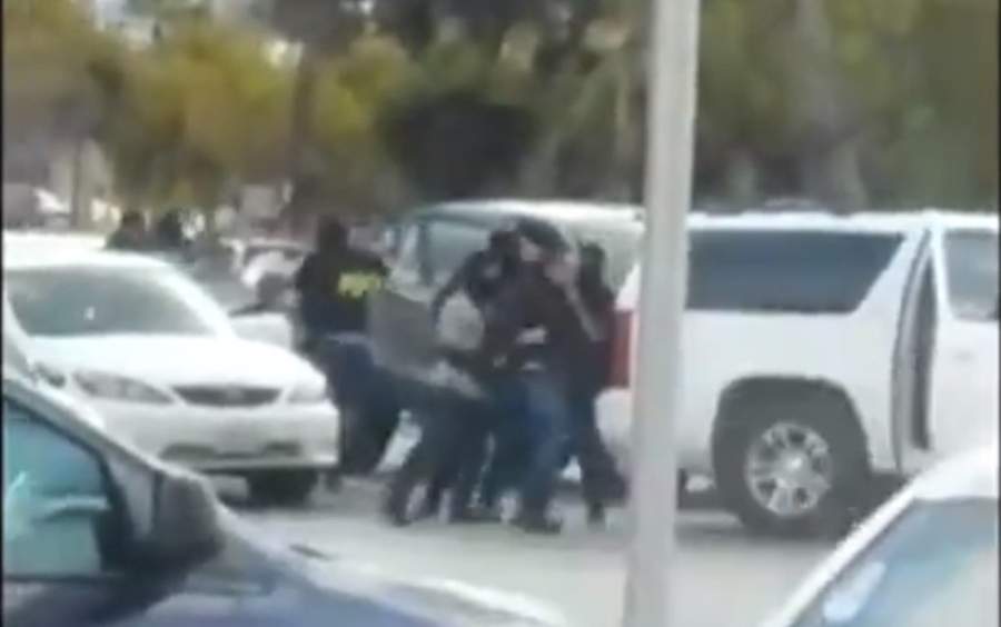 Ayer miércoles se dio a conocer un video en donde se observa que dos personas son subidas a una camioneta Suburban por varios hombres que visten de negro y cubren sus rostros con pasamontañas, en un cruce céntrico de Tijuana, Baja California. (TWITTER)