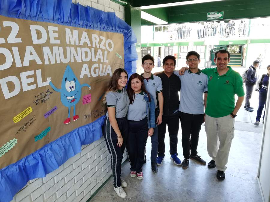 Participan en la campaña de sensibilización sobre el cuidado del agua en estudiantes del plantel educativo. (EL SIGLO DE TORREÓN)