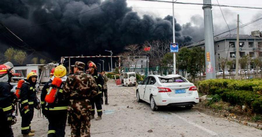 El estallido en la planta Tianjiayi Chemical en la ciudad de Yancheng es el peor accidente industrial del país en años. Casi 1,000 residentes de la zona fueron llevados a un lugar seguro el viernes como precaución contra fugas y explosiones adicionales. (ESPECIAL)