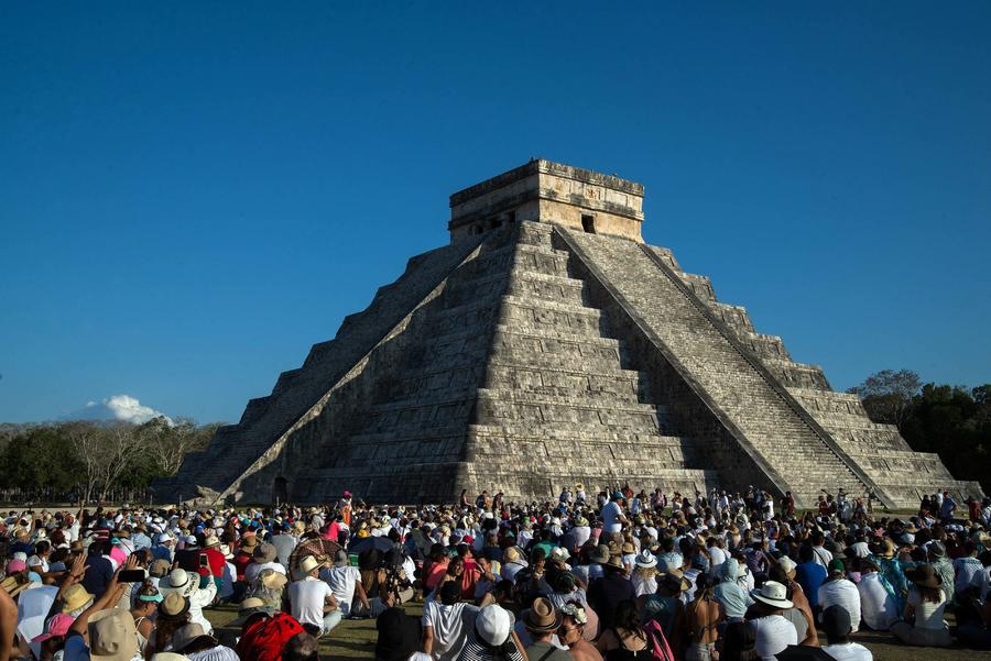 El dios Kukulcán ‘descendió’ en el castillo de Chichén Itzá de forma espectacular ayer ante más de 14,000 personas que recibían la primavera en esas famosas ruinas mayas. (AGENCIAS)
