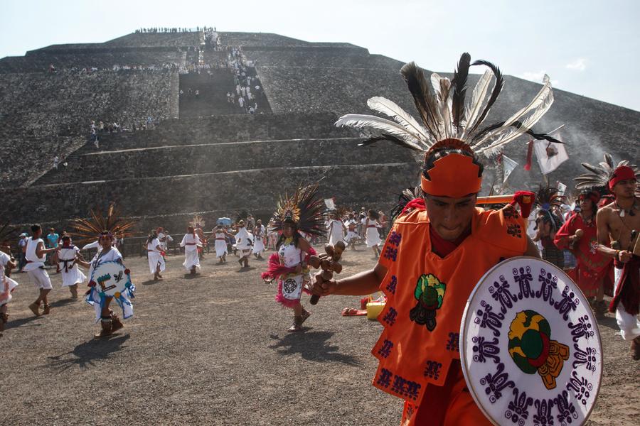 Danzantes de la cultura prehispánica dan la bienvenida al nuevo sol ayer en la zona arqueológica de Teotihuacán. (AGENCIAS)