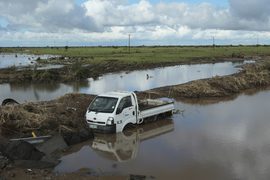 Un vehículo sumergido en las inundaciones causadas por el ciclón Idai en Nyamatanda. (AP)