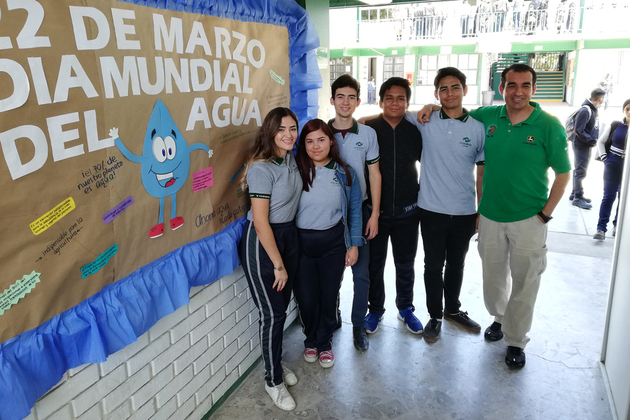 Estudiantes de la carrera técnica de Química Industrial de Conalep Torreón participaron en la campaña de sensibilización sobre los cuidados del agua, dirigida a los alumnos de todo el plantel. (VIRGINIA HERNÁNDEZ)