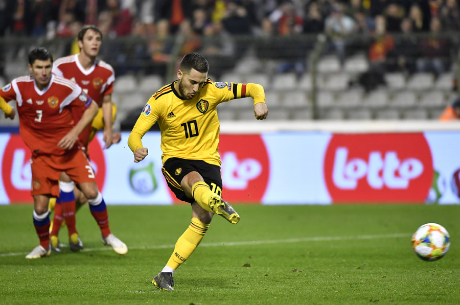 Eden Hazard, de Bélgica, convierte un penal en un partido de la eliminatoria rumbo a la Euro 2020, ante Rusia.