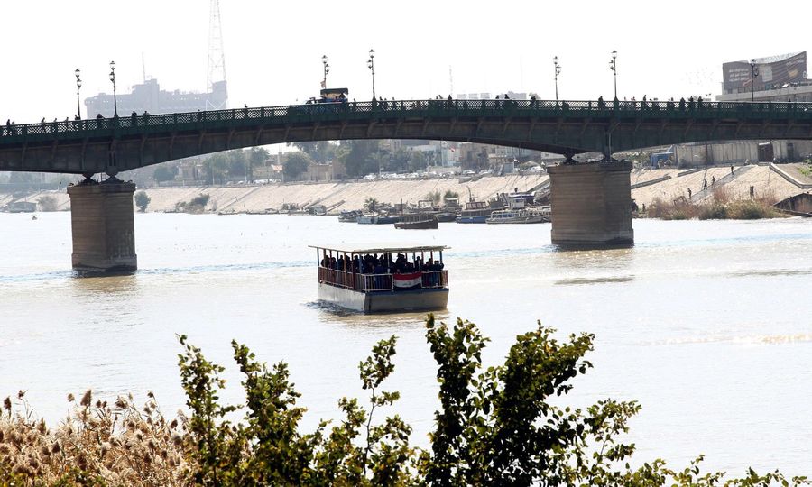 El número de muertos por el naufragio de una barca que trasladaba viajeros de una orilla a otra del río Tigris supera los cien. (EFE)
