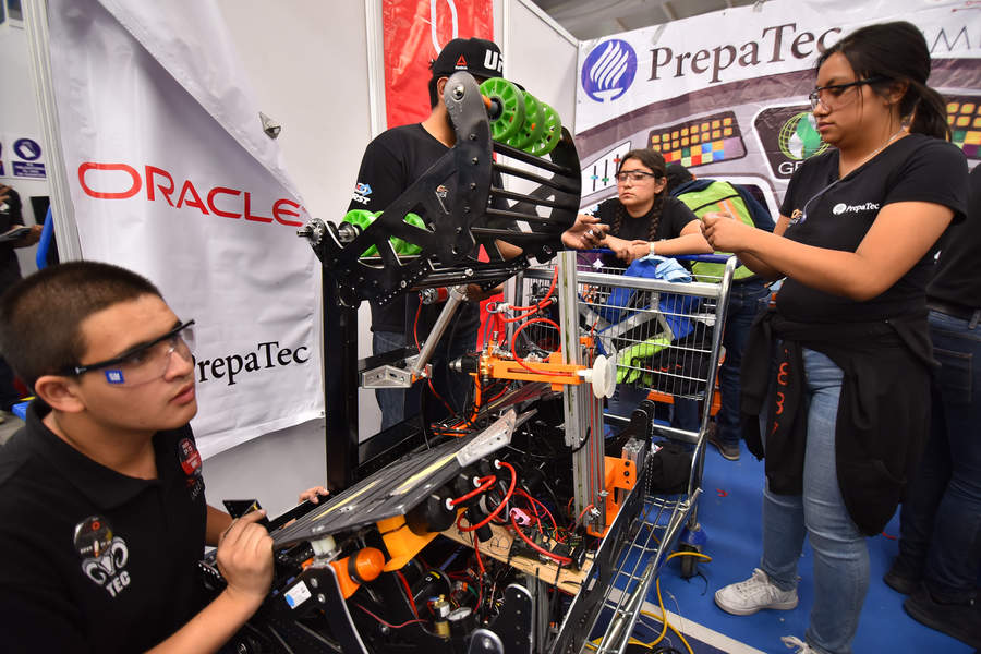 Los equipos realizaron las preparaciones necesarias y pruebas de práctica a sus robots desde el jueves en la mañana. (ERNESTO RAMÍREZ)

