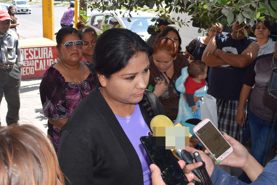 Carla Olivas acusó a personas del PRI de engañar a las familias, dice que es Antorcha quien está gestionando las escrituras. (MARY VÁZQUEZ)