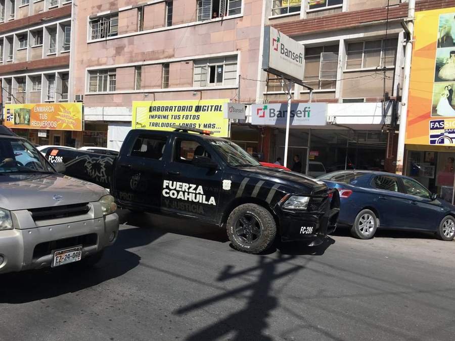 El asalto se registró en una sucursal bancaria ubicada sobre la calle Rodríguez, entre las avenidas Morelos y Juárez de la zona centro de la ciudad de Torreón. (EL SIGLO DE TORREÓN) 