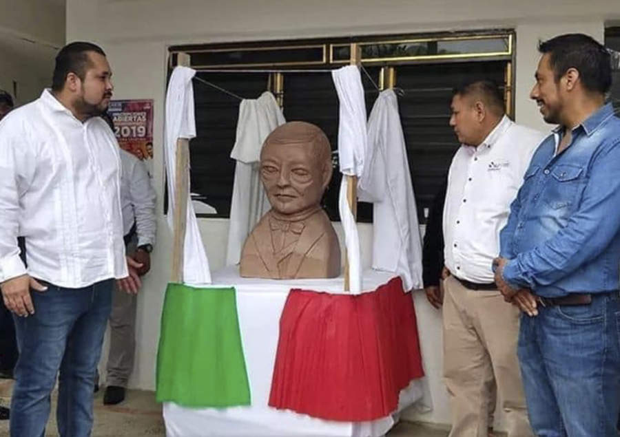 Busto de Benito Juárez se hace viral por su aspecto