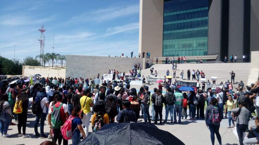 Estudiantes salieron a las calles a manifestarse contra el alza al transporte. (FERNANDO COMPEÁN) 