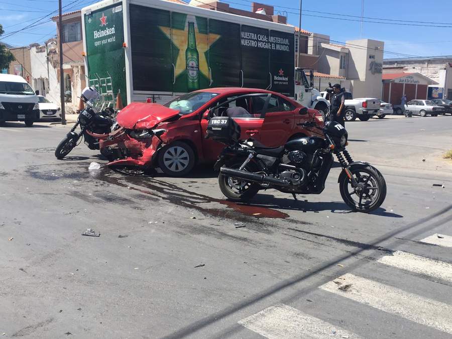 Un Toyota Yaris guinda se impactó contra el costado derecho de una camioneta Ford Lobo. (EL SIGLO DE TORREÓN)