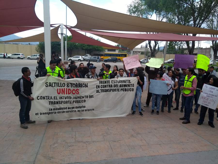 Con pancartas con leyendas como “Saltillo y Torreón, unidos contra el injusto aumento del transporte público”, alrededor de 300 estudiantes se congregaron a la una de la tarde afuera de las instalaciones de la preparatoria Ateneo Fuente. (EL SIGLO COAHUILA)