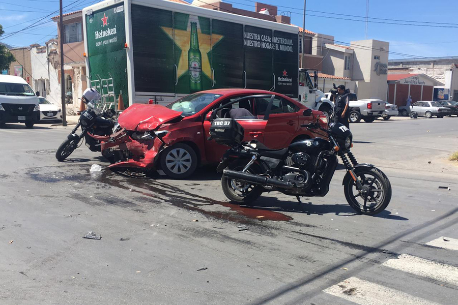 Un vehículo Toyota Yaris se impactó contra una camioneta Ford Lobo en la zona centro de Torreón. (EL SIGLO DE TORREÓN)