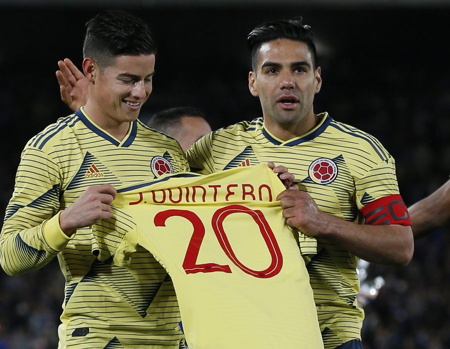 Radamel Falcao (d) y James Rodríguez muestran una camiseta de su compañero Juan Fernando Quintero tras el gol de Falcao.