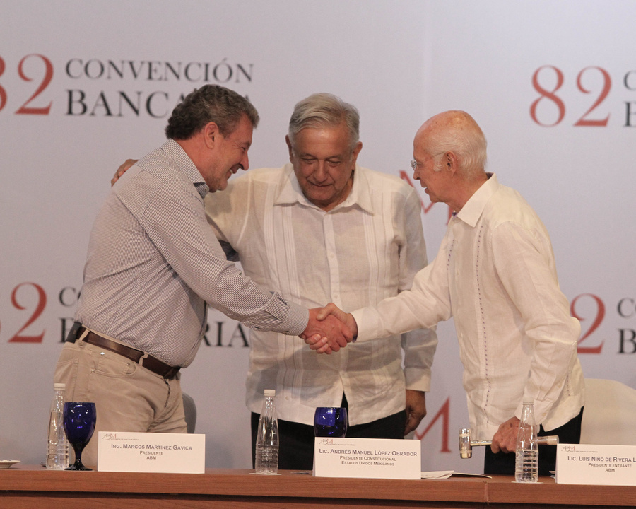 Luis Niño de Rivera (der) de Banco Azteca recibió de Marcos Martínez Gavica (izq), de Santander México, la cesión de mando que simboliza el inicio de gestión como presidente de la ABM.