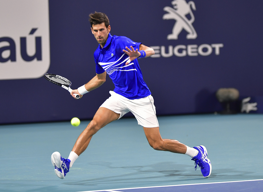 El serbio Novak Djokovic derrotó 7-6, 6-2 a Bernard Tomic y avanzó a la tercera ronda en el Abierto de Miami.