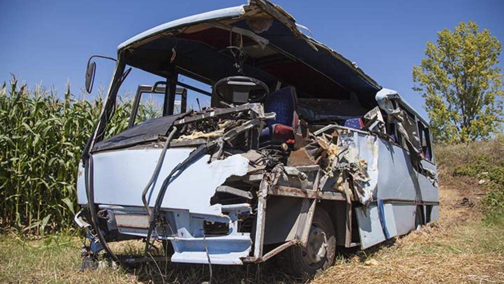 El accidente ocurrió entre la una y las dos de la mañana locales, cuando dos autobuses chocaron de frente y a continuación uno de ellos se incendió. (Especial)