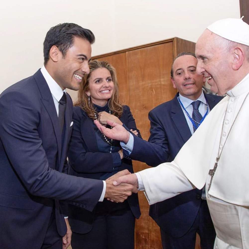 En Roma. El cantante Carlos se reunió con el papa Francisco
en el Vaticano, el mexicano subió a sus redes la foto del recuerdo. (ESPECIAL)