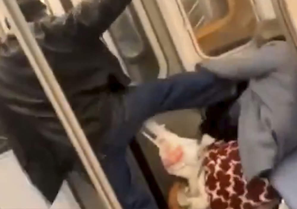Hombre agrede a mujer mayor en metro y nadie interviene