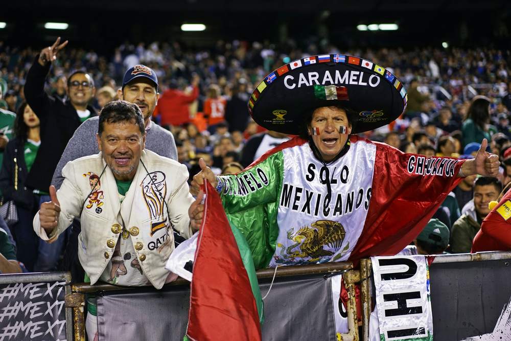 Gran ambiente se vivió en San Diego con la afición mexicana contenta tras el resultado ante Chile. (Jam Media)