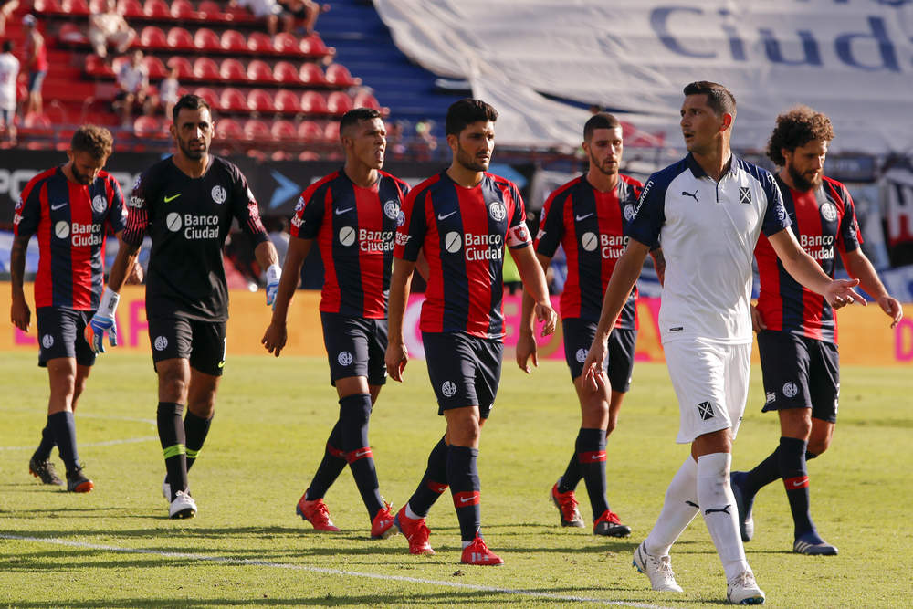 Los jugadores de San Lorenzo de Almagro tras un partido ante Independiente de Avellaneda. (Jam Media)