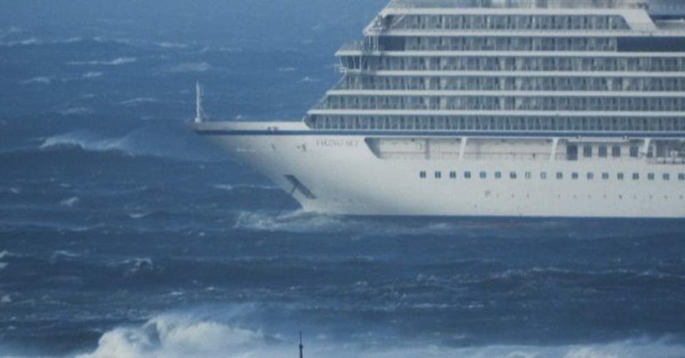Se ha procedido a la evacuación de los 1,300 pasajeros de un crucero que tenía problemas con sus motores cuando navegaba junto a la costa de Hustadvika. (ESPECIAL)