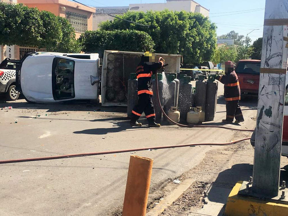 Vuelca camión repartidor de gas en Torreón