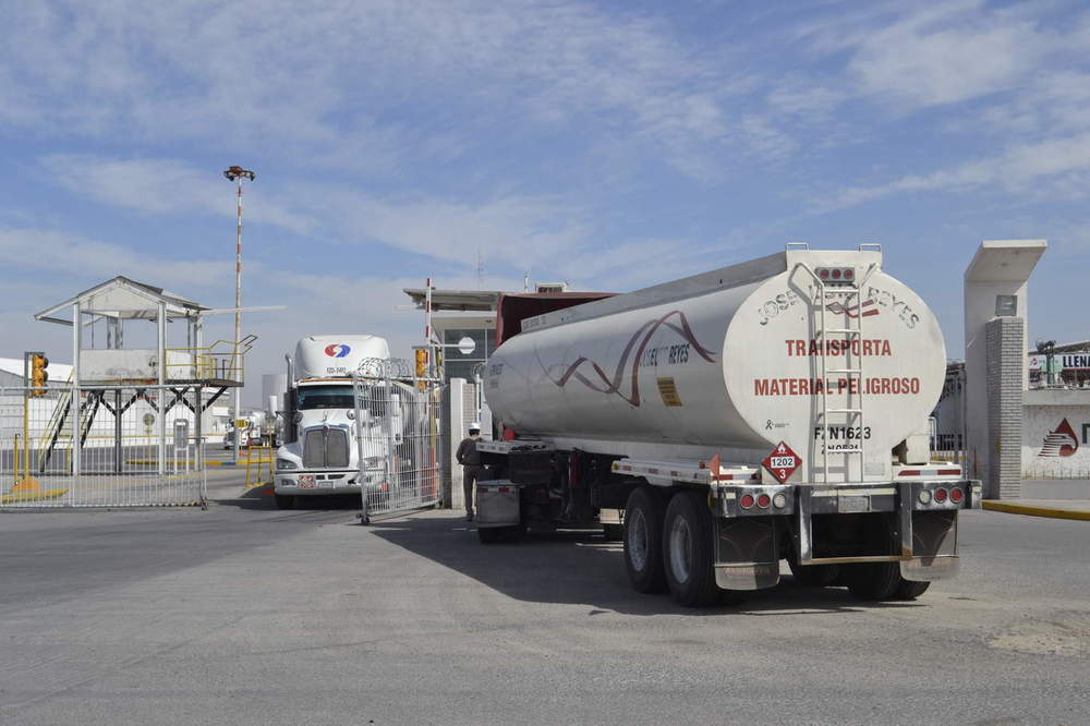 El documento menciona que “La organización distingue dos tipos de combustible comprado en las estaciones de servicio: el adquirido a Pemex y a terceros, como por ejemplo a 'Bebe' (Juan Cuitláhuac Martínez)”. 