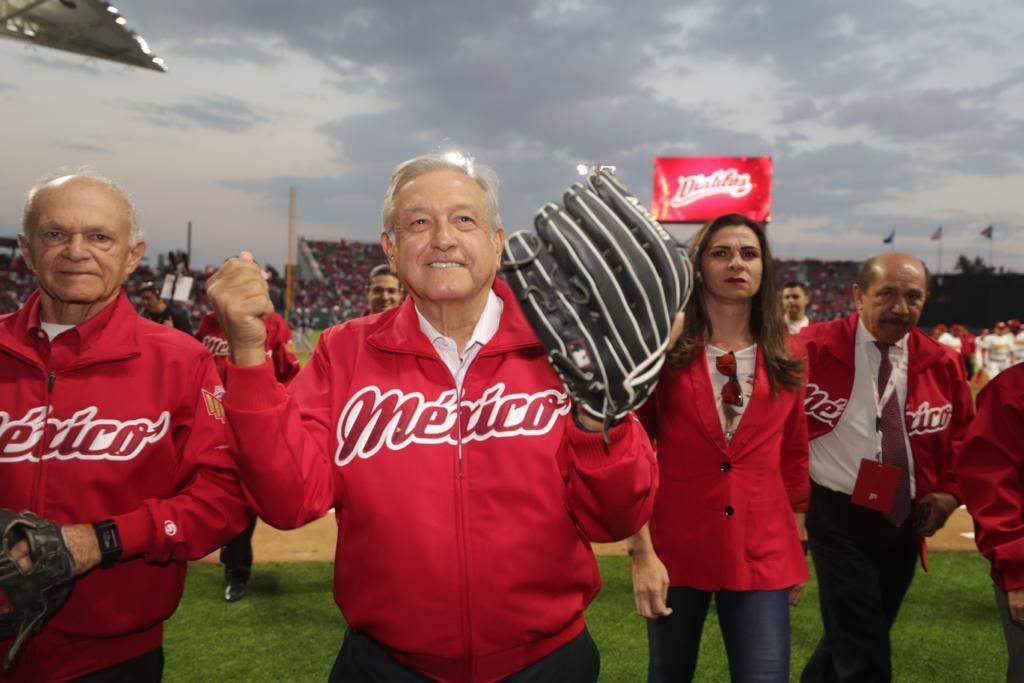 El titular del Ejecutivo lanzó la primera bola desde el montículo para dar paso al partido de exhibición entre prospectos de Los Padres de San Diego, equipo de las Ligas Mayores, contra la novena mexicana de Los Diablos Rojos del México. (ESPECIAL)