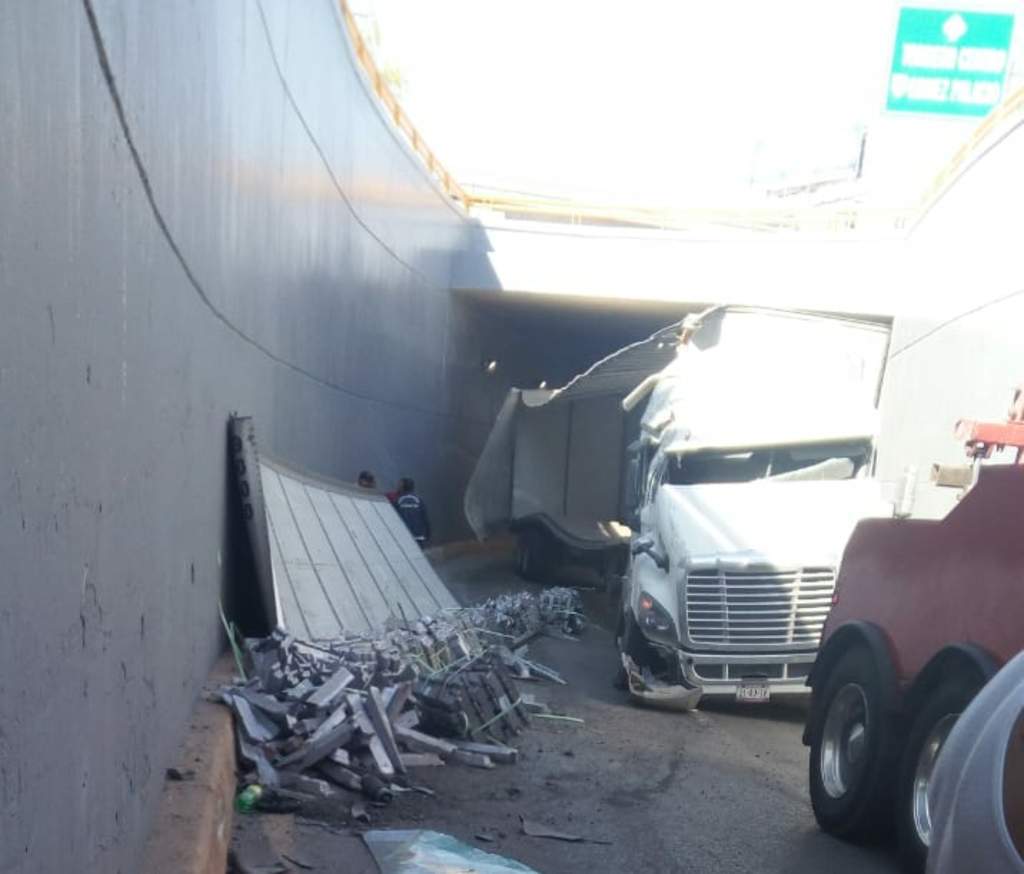 El accidente sucedió en el desnivel de la carretera Torreón-Matamoros-Mieleras. (ESPECIAL)