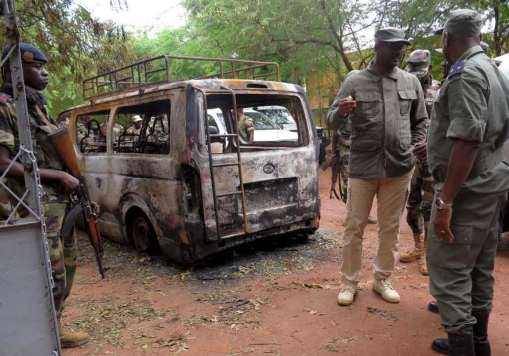 Al menos 100 personas murieron y decenas resultaron heridas en un ataque perpetrado ayer en el centro de Mali por las milicias 'dogón', que dependen de la etnia bambara, contra los pastores de etnia peul.