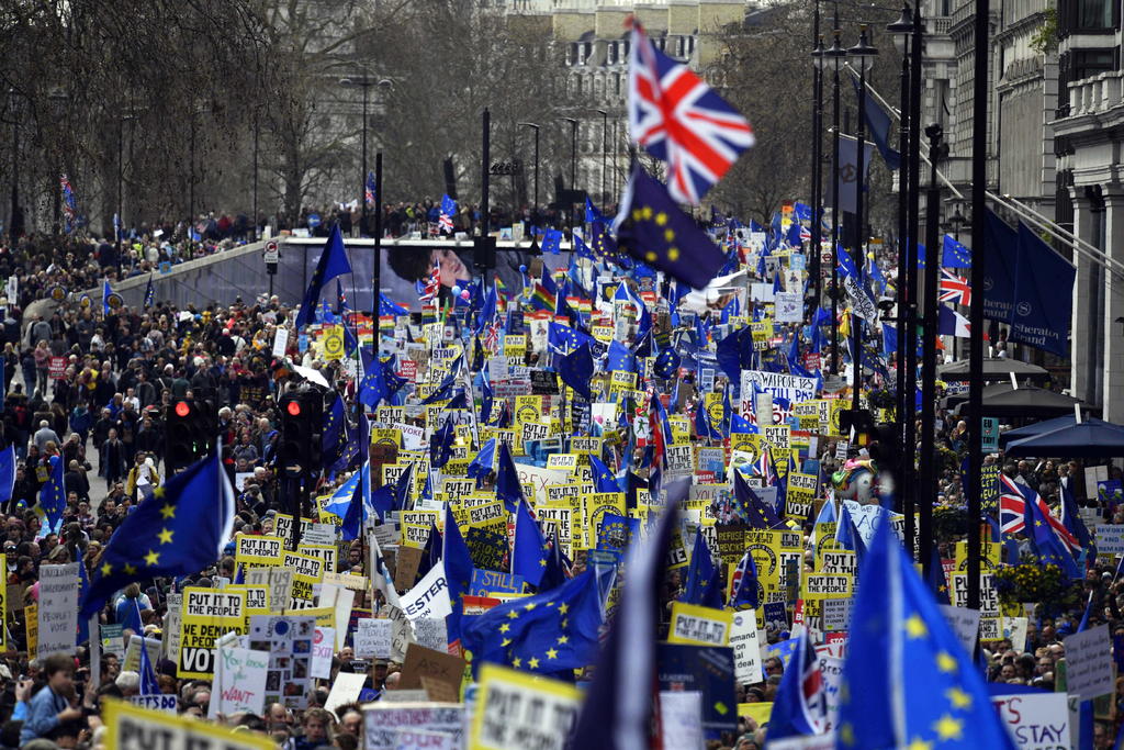 Cientos de miles de personas participaron en la protesta convocando a un referéndum sobre el Brexit.
