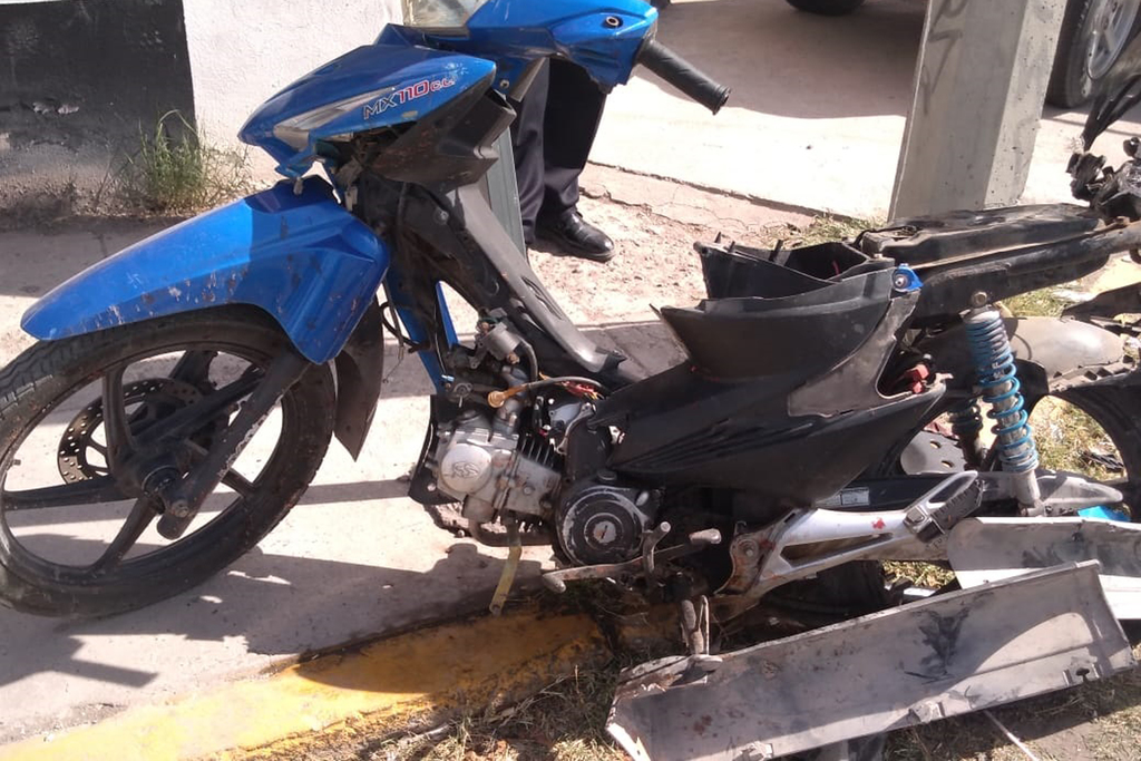 El joven fallecido viajaba en una motocicleta marca Aprisa de color azul cuando fue impactado por la camioneta en la colonia Magdalenas de la ciudad de Torreón.