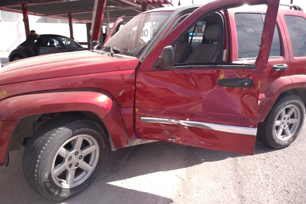 El motociclista fue arrastrado más de 20 metros por una camioneta Jeep Liberty de color rojo que era conducida por una joven.