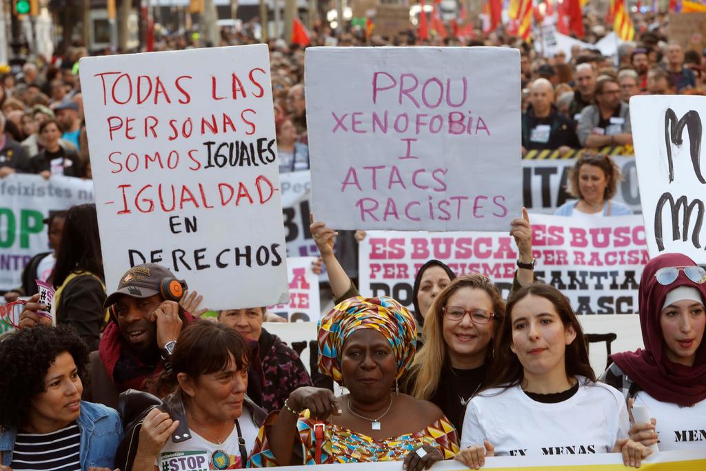 La manifestación con el lema 'Stop Vox' y contra el racismo se realizó ayer por las calles de Barcelona.