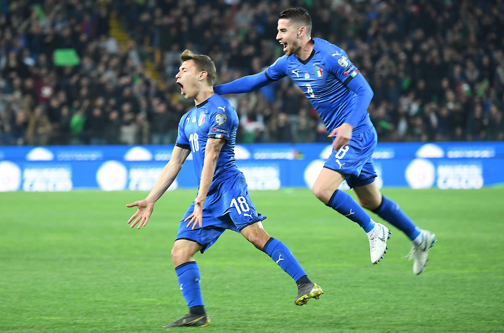 Nicolo Barella (i) festeja el gol que anotó para la selección de Italia que ganó 2-0 a Finlandia en el estadio Friuli-Dacia, en Udine.