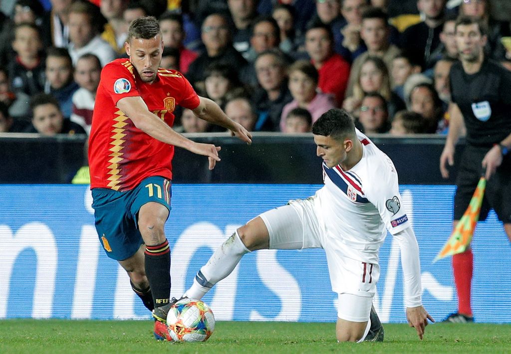 El centrocampista de la selección española Sergio Canales (i), se lleva el balón ante el jugador de Noruega Mohammed Elyounoussi.