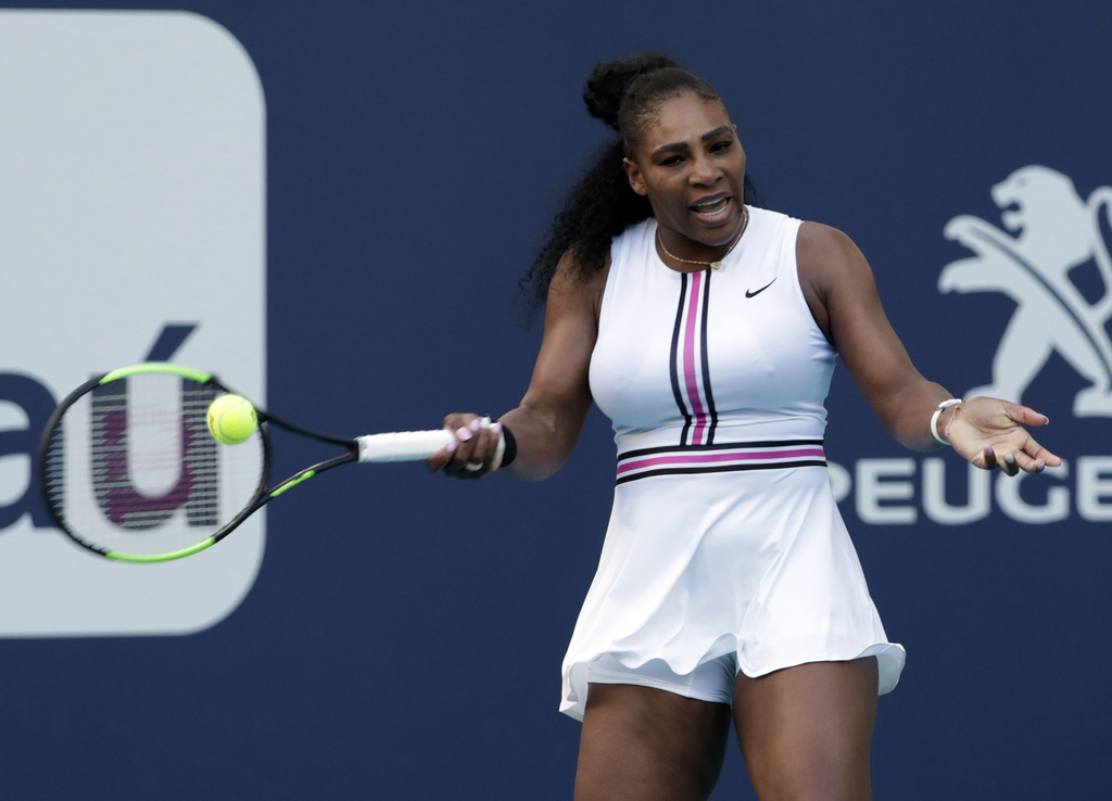 Por una lesión en la rodilla izquierda, Serena Williams se retiró del Abierto de Miami, que también perdió a Naomi Osaka, la sembrada uno.