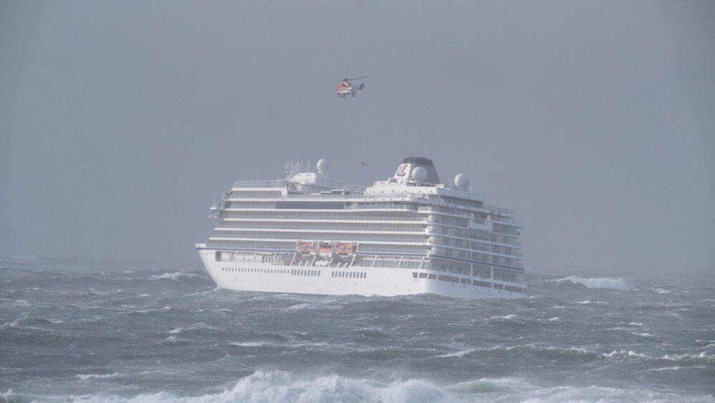 Las autoridades noruegas señalaron que los pasajeros del crucero Viking Sky fueron evacuados en helicópteros y barcos, y trasladados a un centro de acogida cercano a la costa.