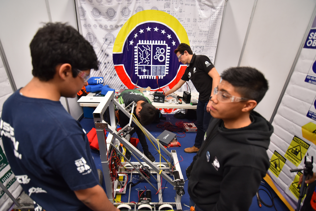 Venebots está integrado por varios jóvenes venezolanos que residen en distintas partes 
 de México, para participar en FIRST Laguna Regional fueron apoyados por el Colegio Americano de Torreón.  (ERNESTO RAMÍREZ) 