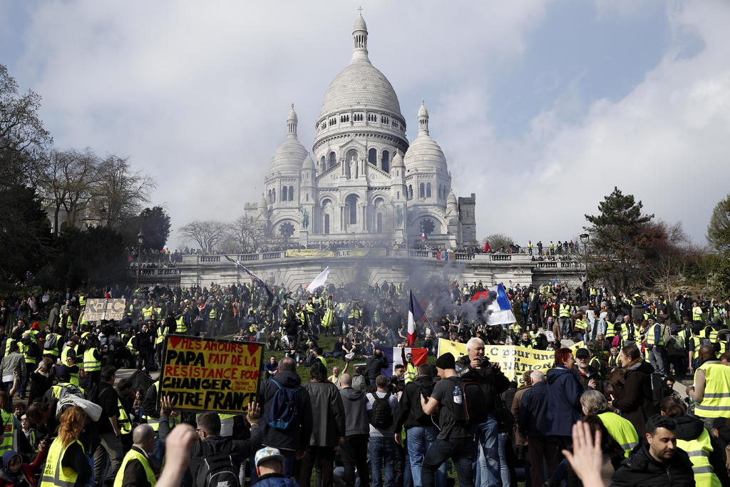Los manifestantes del movimiento 'chalecos amarillos' se reunieron en la iglesia Sacre-Coeur durante el 'Acto XIX' en París.