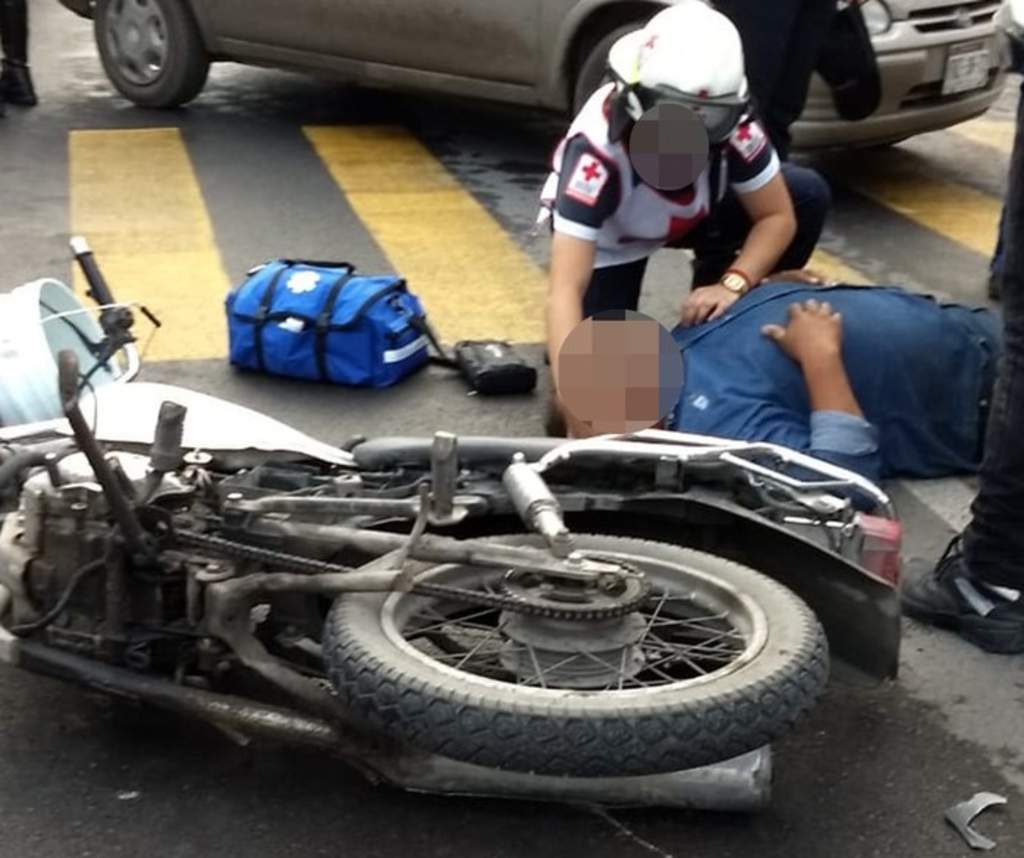 Motociclista choca contra taxi y resulta lesionado